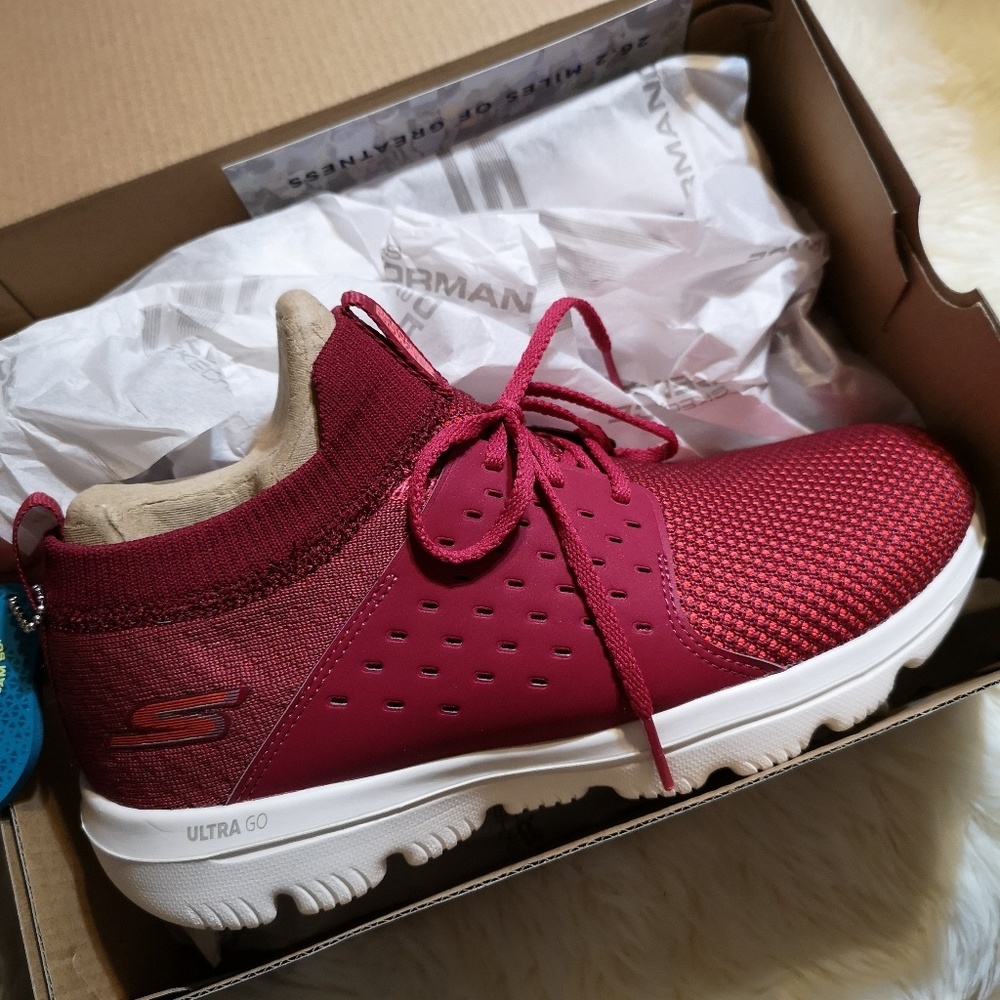 New in box Skechers performance walk foam Sneakers